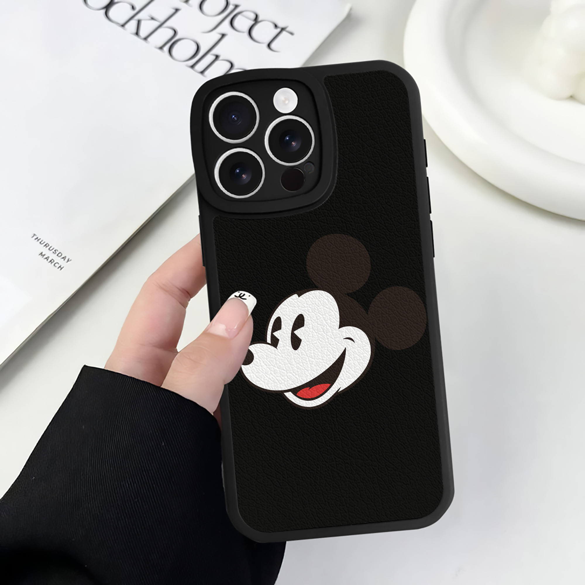 （画像用） ミッキーマウス Mickey Mouse 【iPhone 16シリーズ対応】シリコンスマホケース（レザー調） 材質：シリコン